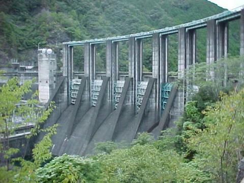 七色ダム全景